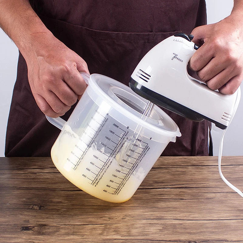 2,5L Messbecher mit Deckel – Große Rührschüssel mit Skala, Anti-Rutsch Boden, Ausgießer & Rühröffnung | Perfekt für Backen, Küche & Milchtee