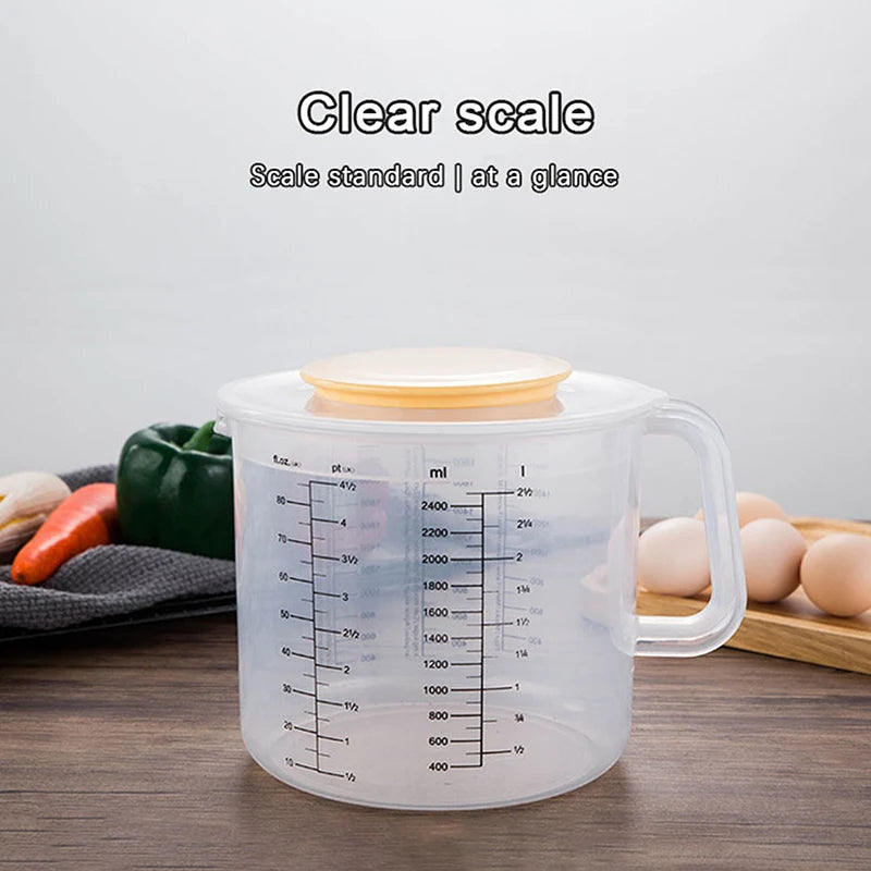 2,5L Messbecher mit Deckel – Große Rührschüssel mit Skala, Anti-Rutsch Boden, Ausgießer & Rühröffnung | Perfekt für Backen, Küche & Milchtee